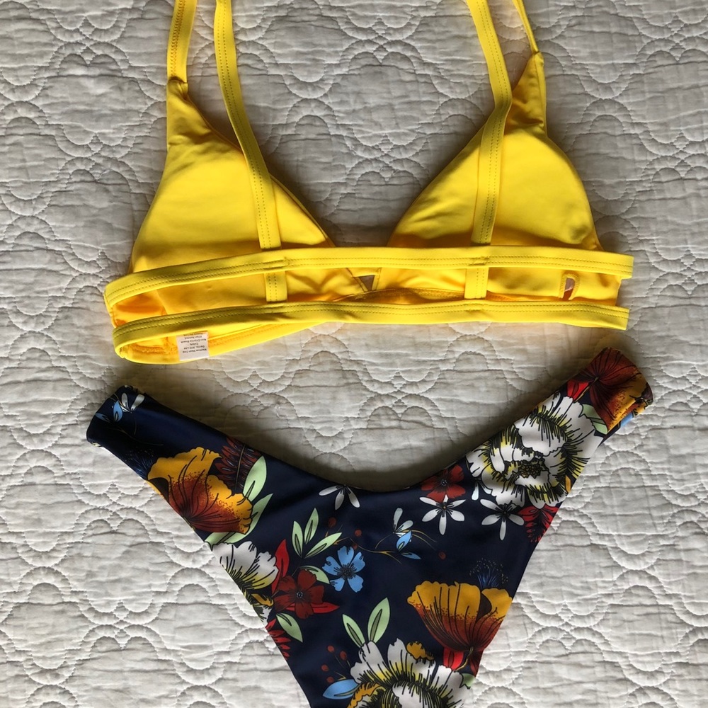 Bikini - Picture 2 of 2